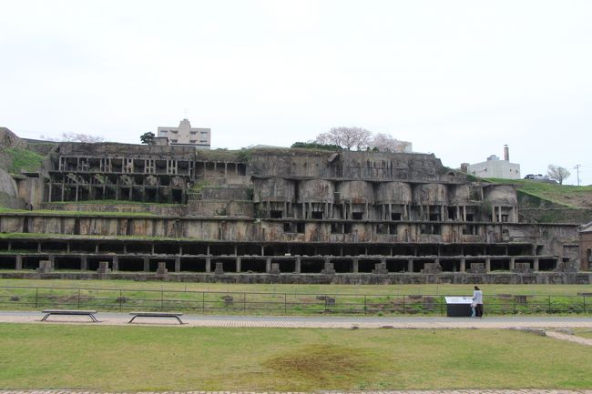 初めて佐渡島に行ってきました。<br />旅行計画当初は、新潟の瀬波温泉にゆったりつかって日頃の疲れをとろうと<br />思っていたのですが、新潟を色々と調べていたら佐渡島が気になるようになり、<br />瀬波温泉は何度か行ったことがあることから、行ったことのない佐渡島に行こうと、<br />行き先を変更しました。<br />佐渡島の旅の目的は、たらい舟体験、佐渡金山、宿根木散策、砂金採り体験、<br />トキの森公園、尖閣湾に行くこと。<br />そして、食事が評判の旅館『浦島』に泊まることも楽しみにしてました。<br /><br />一日目　たらい舟体験 → 宿根木散策 → 砂金採り体験 → 尖閣湾<br />二日目　佐渡金山　→　トキの森公園　→　野生のトキ探し