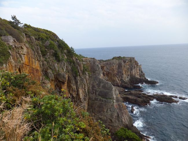 今回は久しぶりに家族４人だけの旅行で白浜に行ってきました。<br />いつ以来でしょうか、4人だけで旅行に行くのは<br />そう思うと子供たちも大きくなり素敵な女性に育ってくれました。<br />感慨深いものがありますね。(#^.^#)<br /><br />さて本題に戻りましょう！<br />この日は土曜日と言うことと観光地であり、そして好天にも恵まれたせいか<br />観光客が白浜に押し寄せてきていました。<br /><br />初日は、グラスボート、白浜定番の三段壁、そしてビール好きな私にとって<br />楽しみだったビール工場の見学、但し車の運転があったので試飲が出来ませんでした。仕方ありません。　　残念！<br /><br />ビール工場をあとにして、今宵の宿「エクシブ白浜」に到着<br />このホテルはアドベンチャーワールドと白浜空港の近くにあり<br />又、高台に建っているので景色も良く立地条件抜群のホテルです。<br />いつものように休憩後温泉に入ることに<br />その後食事を頂き次の日に備え、早めの就寝<br /><br /><br />このあとＮｏ．２に続きます。<br /><br /><br />