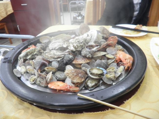 青島初日の夜は海鮮料理を堪能すべく海??村(一店)へ。<br />ここは新鮮でリーズナブルに海鮮料理が楽しめます。<br />水槽のところで好きな食材を選び調理を指示します。<br />漢字で調理法による金額の違いも書いているのである程度の中国語力でも何とかなります。<br />この辺りは海鮮料理か羊料理がメインのお店が立ち並んでいます。<br />その中で海鮮ならここが一押しです。<br />青島麦酒も当然生で楽しめますよ！<br />麦酒と海鮮料理は最高のマッチングですが、食べ過ぎ（飲みすぎ）にはご注意下さい。