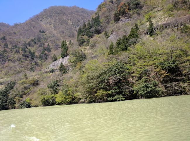 チューリップフェアを見た後に、庄川峡へ。<br />湖上遊覧船と、水記念公園に行って来ました！<br />湖上遊覧船は、船の出発まで時間があり、近くの小牧ダムへ。放流の様は大迫力で、少し怖かったのですが、圧巻でした。<br />湖上遊覧船は、25分の旅ですが、景色もよく、説明のアナウンスや多分地方の民謡？が流れており、あっと言う間でした。機会があれば秘境の大牧温泉へ行けたらと。<br />その後、湖上遊覧船の受付の方から教えて頂いた水記念公園へ。川の近くの公園はとてもいい雰囲気でした！ただ、昼ご飯を食べようと近くのふなとの里へ行った時に、30分待たされその後オーダーが通ってない事が発覚し、また作るのに30分掛かるとの事。そこで食べずに、隣の鮎料理の店へ行って来ました。この店には今後絶対に行きません。<br />何か、水記念公園のスタッフの方々、どことなく無愛想で、恐らく激戦区などではあり得ない事で、またこういう地方もあるのかなと思いました。