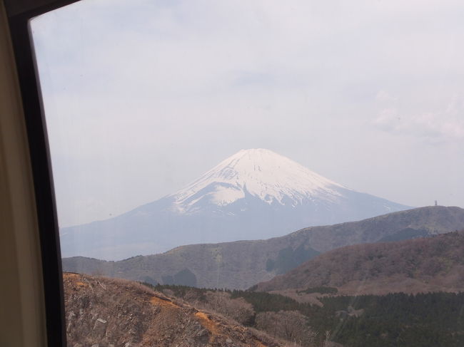 台湾の友人夫妻と日本小旅行⑤箱根編(大涌谷/富士山) 2017/04/16<br /><br />宿泊先の塔ノ沢一の湯新館で朝食をとった後、再び、箱根観光に行きます。今日は何としても富士山を友人たちに見せたいです。<br />宿泊先の塔ノ沢一の湯新館からタクシーで箱根湯本駅に行き、ケーブルカー、ロープウェイで大涌谷へ行きました。ロープウェイから富士山が見えた時、期せずして大歓声が起こりました。感動!。ヨップの日本観光の目的の一つが富士山でしたので、本当に嬉しそうでした。富士山を見えたので、来た道を戻り、次の目的地の伊東へ。<br /><br />塔ノ沢一の湯新館 (タクシー)⇒ 箱根湯本駅 (ケーブルカー・ロープウェイ) ⇒ 大涌谷 (ケーブルカー・ロープウェイ) ⇒ 箱根湯本駅<br />