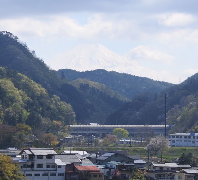 リニア実験線の後ろに富士山が薄っすらと。