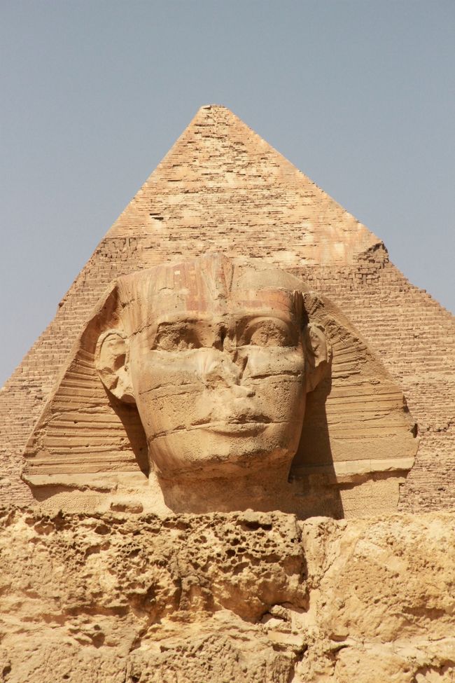 ギザ地区の「三大ピラミッド」と「スフィンクス」<br /><br />ギザのピラミッドの造営時期は，現在より約4500年前の紀元前2500年頃で，エジプト第4王朝期に建設されているそうです。<br /><br />被葬者はクフ王，カフラー王，メンカウラー王