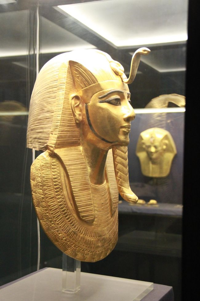 ツタンカーメン王の王墓から発掘された黄金のマスク，黄金の玉座をはじめ，カフラー王座像，ラムセス2世のミイラなど多くのお宝が展示されています。<br /><br />撮影許可券を購入しましたが，黄金のマスクと副葬品，ミラ室内などは撮影不可でした。