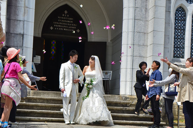 博物館 明治村　春の模擬結婚式　聖ザビエル天主堂<br /><br />＜2017模擬挙式＞<br />①11：00～　　②13：00～<br />聖ザビエル天主堂にて、挙式を本番同様に行います。<br />挙式の後は、バルーンリリースやお菓子撒きも体験。<br />新たなスタートを春の模擬結婚式二度あります。<br />13：00～からは、リトルワールドにて<br />スペインの踊りと中央アジアのサーカスへ行きますので<br />11：00～からのみを撮ることにしました、<br />久しぶりに関係者の方とお会いして<br />話に夢中になり、枚数が少なくなりました。<br /><br />明治村ウェディング/春のウェディングフェアへ<br />明治村　春の模擬結婚式　　聖ザビエル天主堂<br />明治23年、京都に建てられた教会。<br />ゴシックと呼ばれる中世ヨーロッパの建築デザインで造られています。<br />バラ窓と呼ばれる正面の大きな丸窓をはじめ、<br />堂内全ての窓にはステンドグラスが入り、<br />太陽の光が差し込むと堂内は<br />ステンドグラスからの鮮やかな光でいっぱいです。<br />　席数　350席　　　バージンロードの長さ　約20m<br /><br />荘厳な教会で行なう結婚式は？<br />模擬結婚式を3年ぶりに立ち寄りました。<br /><br />観客が、やや少ないように思えました。<br />マンネリ化でしょうか?PR不足なのか?<br />思うように珍しく撮れましたが<br />久しぶり方との再会で少し集中力に欠けたよう・<br /><br />最後の菓子まきの際に、<br />この場所.明治村にマッチする衣装の方に出会い<br />菓子まきへ案内しました、三人の方に聞けば<br />お父さん、お母さんと娘さんでしたが<br />思うように菓子が取れなかったようでした。<br />残念な様子なので、三人の写真で撮ってあげて、<br />最後に私も一枚撮らせてもらいました。<br /><br />計画通りから、時間をオオバーしたが<br />急いで次の目的地・野外民族博物館リトルワールドへ<br />現在開催中の「ウズベキスタン国立サーカス」<br />そして、今日のイベントは「スペインフェスティバル」<br />初めてなので、ワクワクしながら・・・。