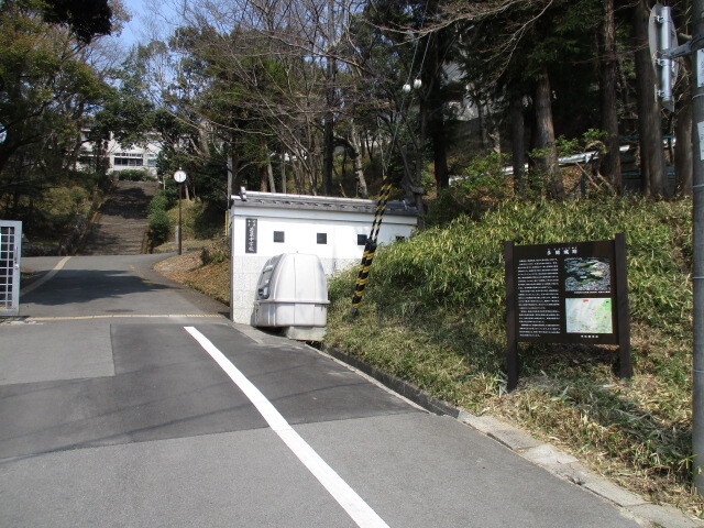 多聞城(たもんじょう、奈良県奈良市法蓮町）は戦国時代末期に畿内を制した三好長慶（みよし・ながよし、１５２２～１５６４）の執事として仕えた松永久秀（まつなが・ひさひで、１５１０？～１５７７）が長慶の命を受けて、永禄２年（１５５９）大和国平定のため進出、同国を支配する拠点として奈良盆地の北端に在する佐保丘陵に築城、後年織田信長の安土城築城に影響を与えた先見性の高い近世城郭と評価を得ています。<br /><br />現在は多聞城主郭を含む城域のほとんどが残念ながら市立若草中学校の校地と化し、往時の遺構は見当たらずただ校門の傍らに建っている航空写真と説明文で往時の状況を知るだけです。<br /><br /><br />若草中学校校門傍らに建てられている多聞城説明板には下記のように記されています。<br /><br />「多聞城跡<br /><br />多聞城は、戦国武将、松永久秀が築城した城です。<br /><br />永禄２年（１５５９）、久秀は大和に侵攻し、翌年、奈良の町を見下ろす佐保山の一画に多聞城の築城を始めました。永禄８年（１５６５）、奈良を訪れた宣教師ルイズ・デ・アルメイダは城は瓦葺で城壁の城壁を備え、城内は障壁画で飾られるほど豪華な造りであったと書き残しています。後に「多聞櫓」と呼ばれる長屋状の櫓や、後世の天守に相当する「四階櫓」が造られるなど、近世城郭の先駆けとなる城でした。<br /><br />松永氏が退いた後、天正２年（１５７４）、織田信長が多聞城に入りました。しかし、天正４年（１５７６）には、信長により多聞城の取り壊しが命じられ、築城からわずか十数年で破却されました。建物の一部は安土城や二条城で再利用され、残されていた石材は筒井城へ運ばれていたことが知らされています。<br /><br />城跡は、現在の奈良市若草中学校の校地と、西側の先明皇后陵、聖武天皇陵を含む範囲と考えられ、北西と東西には堀を巡らし、南西は佐保川で奈良の町と区切られていました。<br /><br />発掘調査では、石造物を再利用した石組の溝や井戸、多数の瓦など見つかっています。また現在でも、校門の東側には、校地一帯で発見された墓石類が手厚く供養されています。」<br /><br />