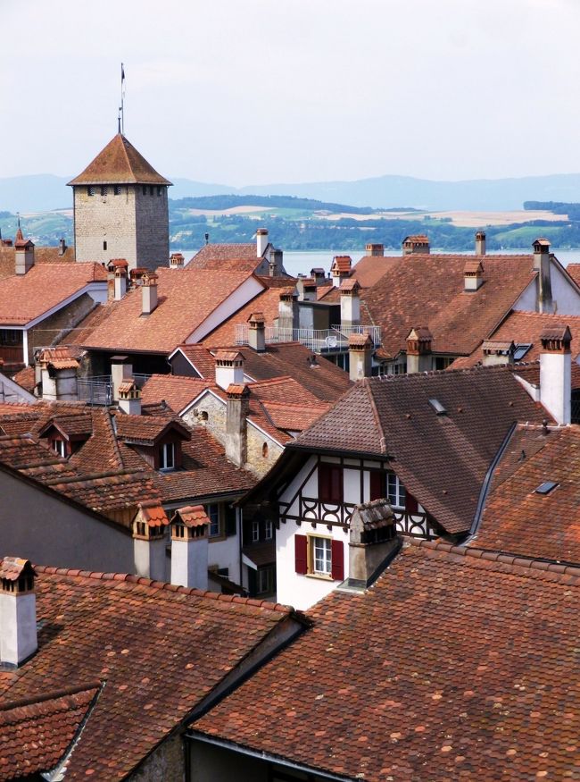 四つの言語区分がある国、スイス。<br />その中でドイツ語圏とフランス語圏の狭間にあるこの町には、ムルテンとモラの二つの名があります。<br /><br />この町を築いたツェーリンガー公はベルンの領主でもあったため、町の雰囲気もどことなくよく似ています。<br />旧市街の規模はベルンよりだいぶ小さいのですが、それを取り囲む城壁が残っていて上を歩くこともできます。<br />赤茶色の屋根瓦やかわいらしい煙突が立ち並ぶ様子を見るのはとても面白いですよ。