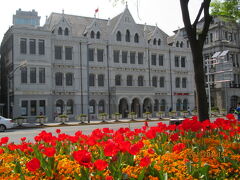 上海の春の外灘・英国租界・花で囲まれる・2017年