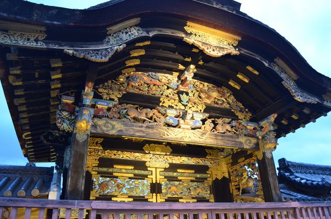 京都駅烏丸口の正面を東西に通るのが塩小路、その一本北の大きな通りが七条通です。この近辺は観光の拠点となる交通網の中心ですが、飲食店も多く集まっています。七条通を西に少し歩くと堀川通、更に西の大宮通に挟まれた一角に西本願寺（お西）があります。