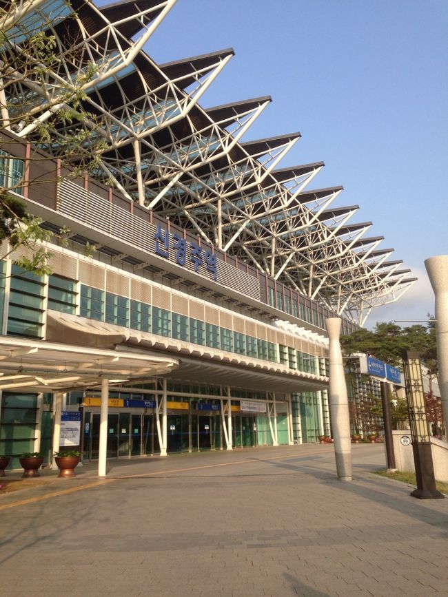 朝早く釜山駅を出発。<br />釜山駅 6時30分発KTXで新慶州駅へ。仏国寺、石窟庵、良洞民俗村、大陵苑などを歩きました。<br />欲張りな1日ですがゆったりと回ることができました。