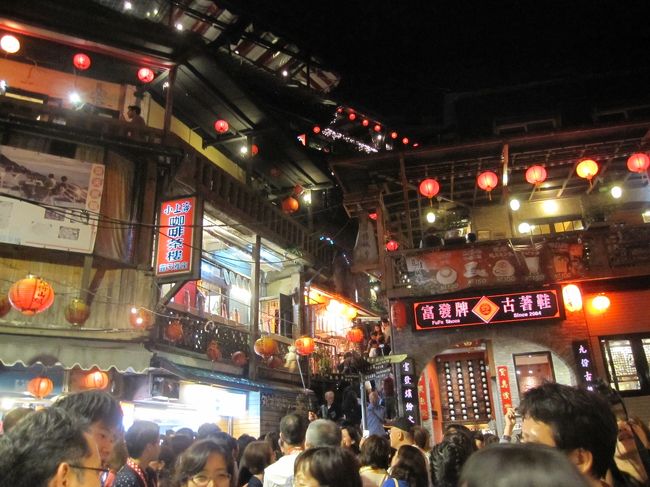 知人が待つインドネシアのスラバヤを目指し、LCCで一筆書きの旅をしてきました!!<br />いった都市は、『上海→バンコク→スラバヤ→シンガポール→台北』です。<br />7泊8日で航空券は約7万円でした。<br />各都市の良いころをサラッと感じていく旅で満足度は高かったです。<br />また、飛行機も3時間程度でつないだので身体も楽でした。