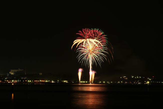 阪南市の地域　公園の活性化イベント、<br />エピスィックロックスの最後に<br />花火が打ち上げられました　３０分～４０分間<br />ぐらいでした　混みあいますので<br />離れた海岸より撮影しました<br />メイン会場は　せんなん里海公園です