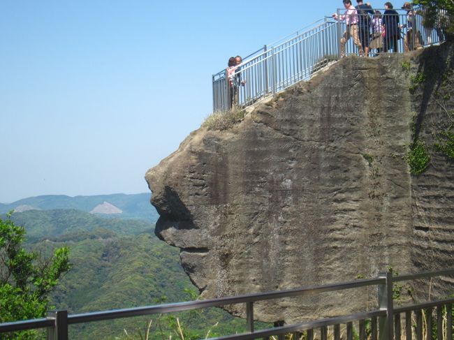 先日テレビで「これという山があまりない千葉県の有名な山」ということで鋸山をやっていて､鋸山へ行ってみよう！<br /><br />ということで､<br />http://4travel.jp/travelogue/11004899　の高尾山<br />http://4travel.jp/travelogue/11125838　の大山<br />に続き､毎年恒例のGWの山登り(運動不足解消です)は鋸山に決定しました。<br /><br />本日は地獄のぞきに着いた時には歩行数は僅か7,400歩余りでしたが､家に帰ってきたら21,487歩となっていました｡<br /><br />東京湾フェリーの公式HP: http://www.tokyowanferry.com/<br />鋸山日本寺の公式HP: http://www.nihonji.jp/<br /><br />【表紙の写真】鋸山 日本寺地獄のぞき