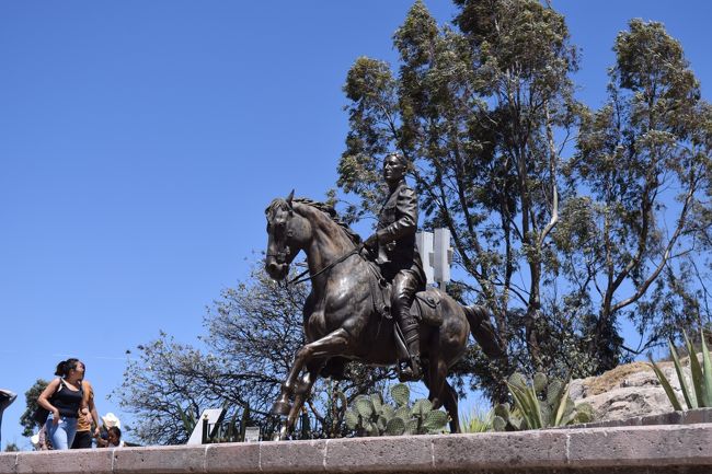 職場の旅行で、サカテカスに1泊2日で出かけました。初日は、LaQuemada（ケマダ） 遺跡とCerro de la Bufa（ブーファの丘）に登りました。残念ながら丘のケーブルカーはメンテナンス中だそうです。さすがに高地のため、朝夕は涼しかったです。日中の日差しは日本の真夏と一緒ですが。<br />2日目は、街中の散策とMina del Eden（エデン鉱山・・・銀です）を探検しました。鉱山の中は、かなり涼しいです。