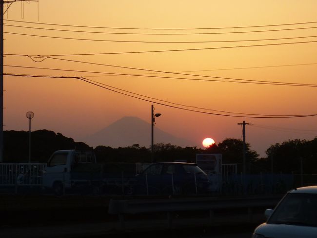 猿島～以前　行ったときは、お天気が良かったのに船が欠航で行けなかった！<br /><br />仲間とおしゃべりしていたら～猿島　行きたいね～と、せっかくなので<br /><br />みさきまぐろきっぷを使えば～一日目一杯遊べる。<br /><br />猿島の海が綺麗なのには、吃驚！<br />浜では、ＢＢＱの美味しい匂いが～<br /><br />三浦海岸駅近くで遅めのランチ～<br />丁度　三崎港行のバスが、来たので～三崎港へ<br />水中観光船は、最終の臨時便しか空きがなく、2時間待つことに。<br /><br />時間までの<br />城ケ島大橋の下での磯遊びも　楽しかった！<br /><br /><br />みさきまぐろきっぷ～品川から　　3060円<br />猿島～乗船料（往復）1300円+猿島　入園料　200円<br /><br /><br />三崎口駅～バスを降りたら、富士山と夕陽<br />もう少し早く気付けば～オレンジの大きな太陽が撮れた？<br />