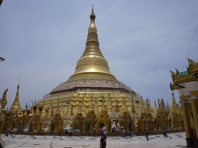 世界三大仏教聖地「バガン」を見るため、3泊5日でミャンマーに行ってきました。<br />「アンコールワット」と「ボロブドゥール」は既に訪れたので、今回でコンプリートしました。<br /><br />この旅行記は「ヤンゴン」編です。<br /><br />[行程]<br />■ 1日目: 東京(成田)→ヤンゴン<br />■ 2日目: ヤンゴン市内観光<br />□ 3日目: バガン市内観光<br />□ 4～5日目: バガン市内観光、バガン→ヤンゴン経由→東京(成田)<br /><br />この旅行記は■の部分です。□の部分は下記の旅行記をどうぞ<br /><br />ミャンマー直行便3泊5日で巡る旅 (バガン編)<br />http://4travel.jp/travelogue/11237142<br /><br />[航空便]<br />02MAY NH813 NRT RGN 1100 1540<br />04MAY K7222 RGN NYU 0630 0750<br />05MAY K7224 NYN RGN 1725 1845<br />05MAY NH814 RGN NRT 2145 0650<br /><br />NH航空券 NRT/RGN/NRT (特典航空券)<br />K7航空券 RGN/NYU/RGN (現地ツアーで手配)<br />