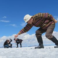 ボリビア・ウユニ塩湖を観光（湖上で食事、湖上を歩く）