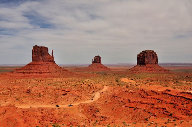 Arches National Parkを後にしMonment Valleyへ。　前回訪れた時はGoulding Lodgeへ宿泊。夕焼けを楽しみにしていたものの天気が悪く夕日とオレンジに輝くMonment Valleyは全く見えず。今回はそのリベンジへ。前回はまだなかったThe View Hotelへ宿泊することに。天気予報を見ると晴れ！　ラッキーと思いきや強風の予報も・・・この強風、想像以上の強風で一番ひどい時には小石が飛ぶほど。現地の人曰くMonment Valley近辺は風が強い日が多いとの事ですがこの日は強風のさらに上を行く強風でした。Monment Valleyツアーに参加している時も目が開けられない程の状態が結構あり心が折れそうに。　それでもそこにはオレンジに輝く素晴らしいMonment Valleyが居てくれました。ここへ行かれる方はサングラス、マスク、カメラにカバー等の強風＆誇り対策が必須かと思われます。　頭からつま先まで砂まみれになりツアーが終わり部屋に戻ってシャワーを浴びると自分からMonment Valleyと同じ色の水が滴り落ちる程でした。<br /><br /><br /><br />移動はSalt Lake Cityでレンタカーをピックアップ、訪れた場所はArches National Park, Canyonlands National Park, Monument Valley, Sedona, そしてちょっぴりSalt Lake City, Las Vegas, そしてLos Angels。　Las Vegasでレンタカーを返却しLos Angels 経由で羽田へ帰りました。総移動距離は1200マイルちょっとでした。<br /><br />交通<br />---成田から乗り継ぎ地のSan FranciscoまではANAを利用。そこからUnited航空へ乗り換えSalt Lake Cityまで飛びました。San Franciscoでの乗り継ぎ時間は2.5時間程あったので比較的余裕かなと思ってましたが入国審査に時間がかかり、ほぼ待ち時間なしで乗り継ぎ便へ搭乗となりました。<br /><br />San Franciscoまでのフライトは特筆する事もなくオンタイムでの運行でした。この路線に使用されてるANAの777-300ERは窓■■■通路■■■■通路■■■窓の座席配置になってるようです。イヤホンジャックは１つ穴だったので自前の物が使えました。USBとユニバーサルタイプの電源が備えられていたので充電するには十分でした。座席の感覚もそれ程キツくなく(身長176cm), リクライニングは通常タイプの座席自体が倒れるタイプのものでした。<br /><br />サービスは全体的に安心安定でしたがおしぼりが使い捨てのタイプに変更になっていてチープ感が漂いました。食事も他社と比べるとレベルはたかいと思うのですが、いつ乗ってもあまり変わり映えしない様な気がします。残念だったのが食事にかかる時間が長すぎる事。 ドリンクのサービスが始まってから食事のトレーが片付けられるまで3時間近くかかりました。<br /><br />両替<br />---＄１＝約111円<br /><br />乗り継ぎ<br />---SFOにて入国・通関。入国する際、以前ESTAにて入国した事がある乗客に対してはKioskが促されました。税関申告書での質問事項等をKiosk上で入力し、指紋の採取や写真撮影もされ手続きが終わるとレシートが出てくるので、それを持って入国審査官のブースへと進みました。以前より入国にかかる時間が短縮されていたような気がします。Kioskを利用してなければ乗り継ぎ便に間に合わなかったかもしれません。アメリカ到着時の乗り継ぎ便にはMCT以上の余裕を見ておいた方が無難なのかもしれませんね。無事に入国・通関の手続きをし、その先にある乗り継ぎカウンターで荷物を預け（日本を出発する際に、最終目的地までのバゲージタグをつけてもらうとこのカウンターでそのまま荷物を再預けする事が出来ます。）徒歩にてUnited航空便運行されている隣のターミナルへ移動しました。<br /><br />ホテル<br />---The View Hotel-安いホテルではないですがホテルの目の前にThree Mittensがそびえているのでその価値はあると思います。　部屋は広々し、電子レンジと冷蔵庫は完備。椅子と小さなテーブルがあるバルコニーは最高の特等席でした。食事は朝食をホテルでいただきました。とにかく景色が凄いです。また観光地にしてはバフェ式の朝食の値段は妥当か少し良心的な値段設定でした。またこのホテルに泊まる利点は夕焼け、星空、朝日が自分の部屋から見えること。アサインされた部屋の位置によりThree Mittensが揃って見え難い部屋もあるみたいですがそれでも凄い景色が部屋から見ることが出来ます。<br /><br />治安<br />---ツアー参加以外はほぼホテルに滞在していなので詳しくはわかりませんが、どうやら治安のあまりよろしくないエリアもMonument Valleyの近辺にはあるようです。<br /><br /><br />物価<br />---水やスナック等はホテル価格です。この近辺には買い物できるスーパー等がなさそうなので必要なアイテムはホテルに来る前に購入しておいた方が無難でしょう。<br /><br />Ｗｉｆｉ<br />---ホテルにはWifiがありました。砂嵐のせいか極端に速度が遅い時間がありましたが、それ以外は問題なくつながりました。