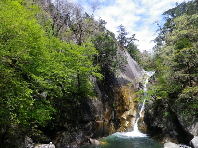 GWだし天気も良いので、日頃は出向かない方面に日帰り旅行しよう。<br />そういえば最近は山梨県を目的地にしたことなかったな。公共交通機関を利用してお手軽に行けるなら甲府？<br />で、甲府って武田信玄の他には何があるんだ？<br />・・・という感じでサクッと検索した結果、昇仙峡という回答に到る。<br />GW期間中、しかも2日前に思いついたことではあるが、甲府への席指定特急券も無事確保できたので、出かけてみた。