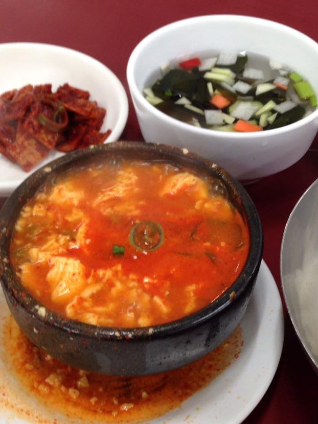 初めての韓国旅行に行ってきました。<br />福岡からあまりにも近いので「いつでも行ける」と思い行ったことがなかったのですが、<br />実際行ってみると面白かった!<br /><br />釜山は昔ながらの市場からお洒落なカフェ通り、そして海雲台のようなリゾート地まで色々。<br />様々な表情を持つ街でした。<br /><br />2日目は甘川洞文化村に行った後、南浦洞をウロウロし、<br />スンドゥブの名店「トルゴレ」でランチ、国際市場などを散策しました。