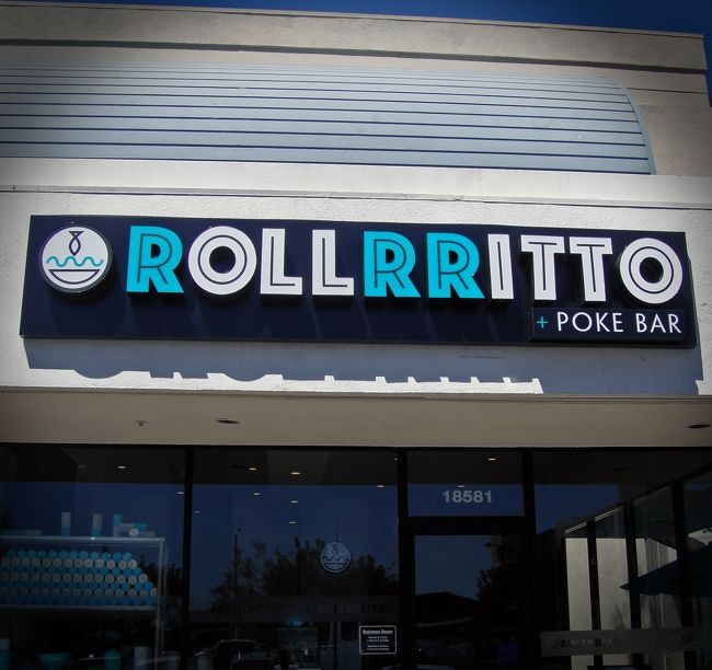 南カリフォルニアで雨後の筍（たけのこ）の様に　ポケ　の店がオープンしています。　　<br /><br />ポケ　とはハワイの　サイコロ状に切って味付けした刺身　料理のこと。<br /><br />４月最後の日に　ロリット　と云う店で孫と食事をしました。<br /><br />ロリット　の　Roll  は　ロール寿司　のロール。　　リット（rritto）は　メキシコ料理の　ブリット（burritto）です。<br /><br />アジア系の多い南カリフォルニアでは　アジア　と　メキシコ　料理の　ハイブリッド　が　フュージョン　の名で流行っています。　　２，３年前は　タコ(taco)　に　キムチ　を入れたもの等が流行りました。<br /><br />Rollrritto<br />18581 Beach Blvd<br />Huntington Beach, California
