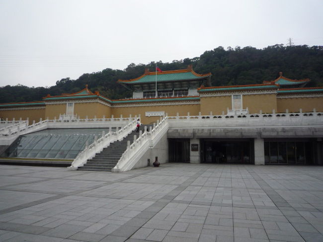 いかに格安で、台北を旅行するか…<br /><br />実際の工程<br /><br />LCC TigerAir Taiwan にて、セントレア空港⇒桃園国際空港<br />往復LCC を利用<br /><br />初日<br /> 台北101 ⇒ 士林散策 ⇒ 士林夜市 ⇒ ホテル<br />二日目<br /> 龍山寺 ⇒ 国立故宮博物院 ⇒ 中正紀念堂<br /> ⇒ 中華民国総統府 ⇒ 二二八和平公園 ⇒ 永康街夜市<br /><br /> 地下鉄MRTとバスを利用し、街中を散策<br />三日目<br /> フライトが早朝の為、空港泊<br />
