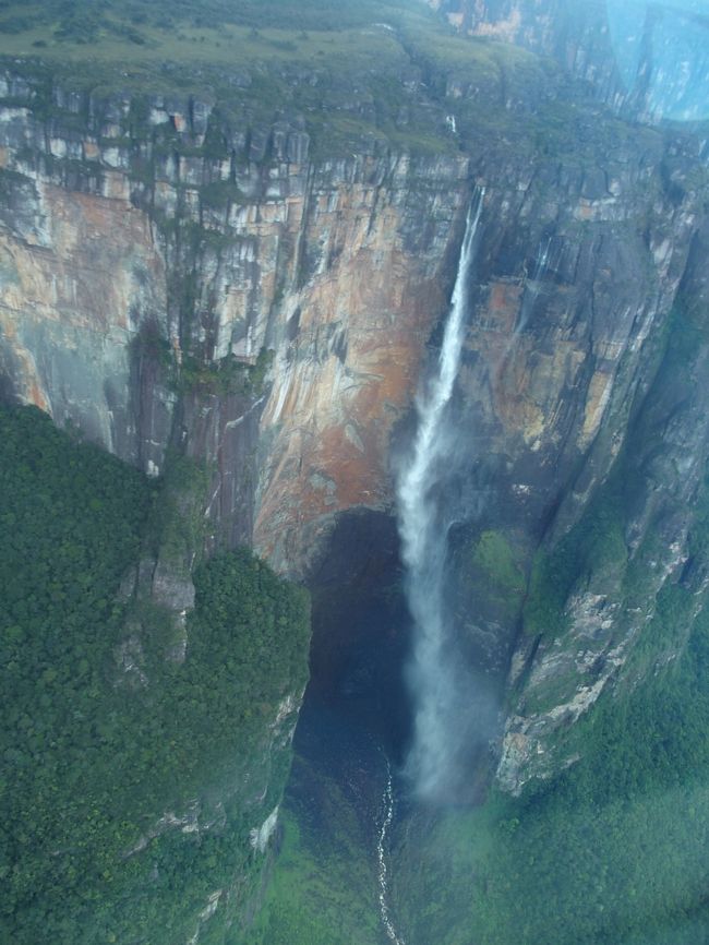 １００か国目の観光地としてベネズエラのエンジェルフォールに行くことに決めました。<br />遊覧飛行と徒歩でエンジェルフォールを見に行くことができました。<br />滝の高さが世界一、雨季の６月～１２月が雨が多く滝の水も多いという、この時期がいいようだ。遊覧飛行では雨のため滝が見えないことも多いようだがそれはまたそれでよし。<br />行きに3日、滞在3日、帰りが3日という旅行になります。<br /><br />成田からNY乗り継ぎマイアミ泊まり<br /><br />マイアミからベネズエラのバルセロナへ飛行、国内便でプエルトオルダスへ飛行、二泊め。<br /><br />プエルトオルダスからセスナ機でギアナ高原国立公園カナイマ空港へ、ロッジで3泊。<br /><br />エンジェルフォールなどの観光<br />ベネズエラに入国。