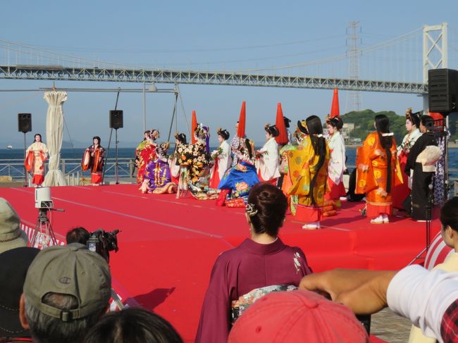 下関の赤間神宮は平家の安徳天皇を祀っているが、その安徳帝を偲ぶ先帝祭が５月３日に開催されている。午後一時から上臈参拝があった後で、上臈道中といって、上臈姿の女性達が練り歩く。前にも旅行記で紹介したことがあるが、今年は、最後の場面だけを見た。唐戸市場のすぐ近くの姉妹都市広場で披露されており、その写真を並べる。<br /><br />この後で、家内と唐戸市場の２階にある「海転からと市場寿司」に行き、午後５時からの観光客がいなくなった時間を狙って、うまく席が確保できた。昼間は観光客が多すぎて、とても列に並ぶ気にはなれないが、夕方の開店時間の直前に行くと、うまく入れた。近年、ますます、この回転寿司店は人気が高まっていて、今回、家内を説得して来たのだが、昔のぱっとしない印象が残っているのだが、今回、久しぶりに食べて、やっと納得してくれた。私も昨年、イギリス人と久しぶりに来て、そのよさを再認識したのだ。で、二人で６千円だったが、これは、５つ星に近い。人気が高いはずだ。唯一、がっかりしたネタはのどぐろ炙りだ。のどぐろは、昨年、金沢と富山で美味しいのどぐろを食べたが、あれには及ばない。他はどれも満足した。これなら、平日の夕方が狙いめだろう。また行くだろう。<br /><br />口コミのほうに、寿司の話はもう少し詳しく書いた。このところ、あちこちで寿司を食べてきたのだが、今の時点での「寿司論」を書いてみた。