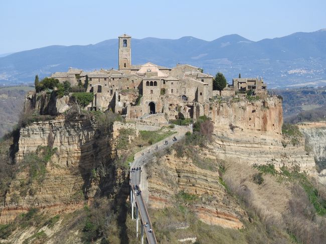 　「怖くて」というのはとかくいわれる、イタリアはなにをされるかわからんよ、という巷の噂に恐れをなしていたのでございます。つれ合いがとても喜んでくれたのがよろしうございました。<br />　前半はユーラシア旅行社のパック、一行13名で、後半はふたりだけで、全部で29日間の旅でした。<br /><br />　さてさて、オルヴィエートとチヴィタ・ディ・バーニョレッジョを経由して、いよいよローマへ！