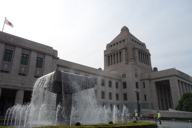 5月3日は憲法記念日。<br />小学校の時にめちゃくちゃ頭の良かった同級生がこの日に生まれたということで<br />憲夫君という子がいたっけ。<br />その後も接点がないのに、大人になっても祝日が覚えられないけど5月3日だけは覚えていられるのはその子のおかげ。<br />祝日に生まれた人がもっと知人にいれば祝日も覚えられたのかもしれない・・・<br /><br />そんな私ですが、夫がテレビで見て六本木にある「日本国憲法草案審議の地」に行きたいというので<br />一緒に行くことに。<br /><br />せっかくなので銀座からスタートして国会議事堂を経由していくことにしました。