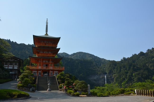 4月30日から5月3日まで、3泊4日で和歌山県を旅して来ました。<br />妻の要望が、熊野三山巡りと美味しい物が食べたい。<br />私の希望が、日蓮宗のお寺を周って御首題を頂きたい。<br /><br />欲張りですが、頑張って行って来ました。<br />旅程は、下記の通りです。<br /><br />1泊目　品川駅⇒新大阪駅⇒和歌山駅⇒宣経寺(日蓮宗)⇒信濃路(昼食)⇒和歌山城⇒<br />　　　　　和歌山県護国神社⇒刺田比古神社⇒報恩寺(日蓮宗本山)⇒恵運寺(曹洞宗)⇒<br />　　　　　本光寺(日蓮宗)⇒蓮心寺(日蓮宗)⇒本覚寺(日蓮宗)⇒ホテルグランヴィア和歌山泊<br />2泊目　和歌山駅⇒白浜駅⇒トヨタレンタカー⇒熊野本宮⇒熊野速玉大社⇒本広寺(日蓮宗)⇒<br />　　　　　熊野那智大社⇒那智山青岸渡寺(天台宗)⇒橋杭岩(車窓から)⇒ホテル三楽荘伯(白浜)<br />3泊目　三段壁⇒千畳敷⇒円月島⇒蟻通神社(田辺)⇒本正寺(日蓮宗)⇒闘鶏神社⇒白浜駅⇒<br />　　　　　海南駅⇒紀三井寺駅⇒和歌浦天満宮⇒紀州東照宮⇒養珠寺(日蓮宗)⇒玉津島神社⇒<br />　　　　　海禅院(日蓮宗)⇒紀三井寺駅経由和歌山駅⇒ホテルグランヴィア和歌山泊<br />4泊目　わかやま電鉄日前駅⇒日前神宮⇒國懸神宮⇒津秦天満宮⇒妙宣寺(日蓮宗)⇒<br />　　　　　本行院(日蓮宗)⇒一乗院(日蓮宗)⇒感應寺(日蓮宗)⇒ホテルグランヴィアで昼食⇒<br />　　　　　和歌山駅⇒新大阪駅⇒品川駅<br /><br />久し振りの強行軍でした。<br />でも、結構楽しめました。<br />タクシーを駆使した甲斐がありました。<br />少し長くなりますが、読んで頂けたらと思います。<br />