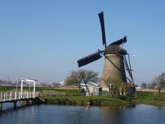 旅行を忘れてしまわないよう、古い写真も少しずつ整理しようと思います。<br />2009年春に参加した８日間のツアーの記録です。<br />５日目：風車の立ち並ぶキンデルダイク、フェルメール縁の地デルフト、ハーグを経て首都アムステルダムへ。