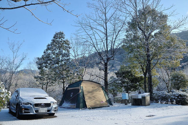 　今年の建国記念の日は大寒波がやってきて西日本全域が大荒れの天気になりました。<br />　兵庫県西脇市にある日本のへそ日時計の丘公園キャンプ場に行きました。こちらのキャンプ場は高規格キャンプ場になるかと思いますが3500円/サイトで電源使用無料、価格面で庶民の味方キャンプ場です。当然整備は行き届いています。先日の赤穂でびしょびしょになったスクリーンも乾きネットで予約を入れました。<br />　ものすごく寒い日と言うのにファミリーや我が家のように夫婦二人のところや仕事仲間の集まりや色々な雰囲気の人たちで10サイトくらい埋まっていました。到着時は曇り空でしたが暗くなると天気が良くなり星空なんかも見えていましたが何しろ寒かったです。ストーブを一晩中つけて暖を取りました。<br />　夜半過ぎから雪が降り始めビックリ！朝起きると雪が積もっていました。雪中キャンプと言えば大げさになり一寸イメージも違いますが雪の中でのキャンプははじめてでした。<br />　フジカ（石油ストーブのメーカー）のおかげで寒さをしのぎながら楽しいキャンプをすることが出来ました。