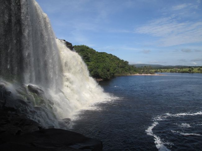 １００か国目の観光地としてベネズエラのエンジェルフォールに行くことに決めました。<br />遊覧飛行と徒歩でエンジェルフォールを見に行くことができました。<br />滝の高さが世界一、雨季の６月～１２月が雨が多く滝の水も多いという、この時期がいいようだ。遊覧飛行では雨のため滝が見えないことも多いようだがそれはまたそれでよし。<br />行きに3日、滞在3日、帰りが3日という旅行になります。<br /><br />成田からNY乗り継ぎマイアミ泊まり<br /><br />マイアミからベネズエラのバルセロナへ飛行、国内便でプエルトオルダスへ飛行、二泊目。<br /><br />プエルトオルダスからセスナ機でギアナ高原国立公園カナイマ空港へ、ロッジで3泊。<br /><br />4日目,最終日です。今日から3日がかりで日本に帰国です。<br />朝食前に、ロッジの前の大きなラグーンをボートで横断し、別の滝サポの滝つぼ探検ツアーに行きました。