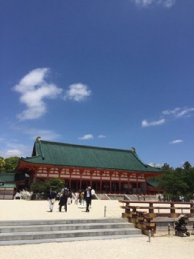 京都に点在する寺社を歩いて巡る日帰り旅。<br /><br />地下鉄東西線・二条城前駅→晴明神社→下鴨神社→平安神宮→知恩院→八坂神社→阪急河原町駅のコースで、約4時間の歩きでした。<br /><br />さらに、京都から少し足を延ばし、ちょっとしたオマケも…。