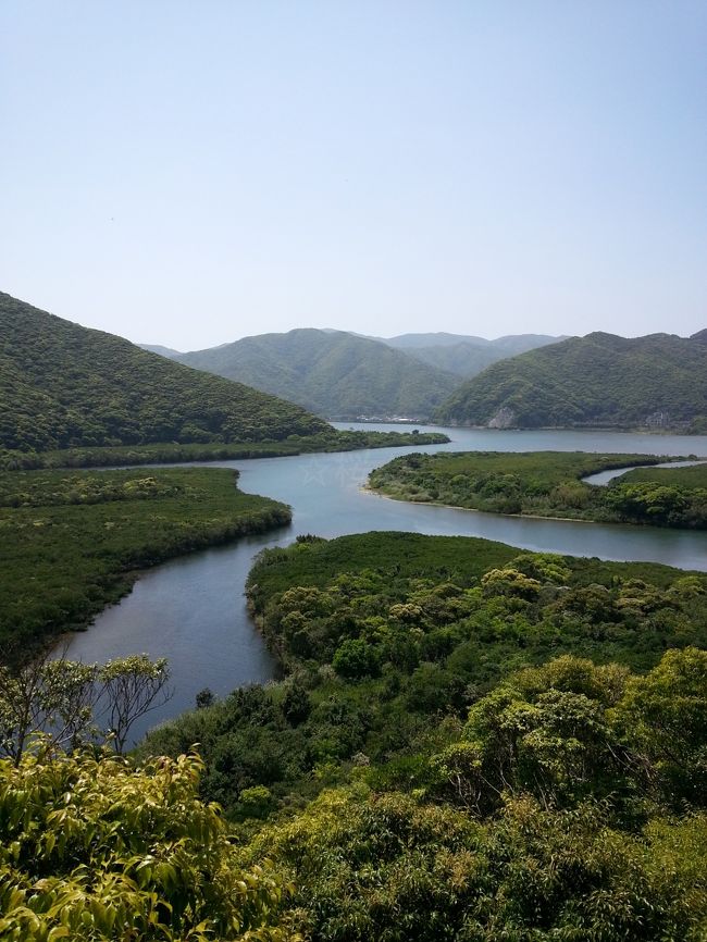 初の奄美大島３泊４日の旅。<br />３日目になってようやく南国らしい晴れの日となりました。<br />これでようやく旅行の目的のひとつでもあった「マングローブツアー」に参加出来ます！<br />カヌーに乗ってマングローブの原生林を見学した後は、再び夕陽を求めて大浜海岸へと向かいました。