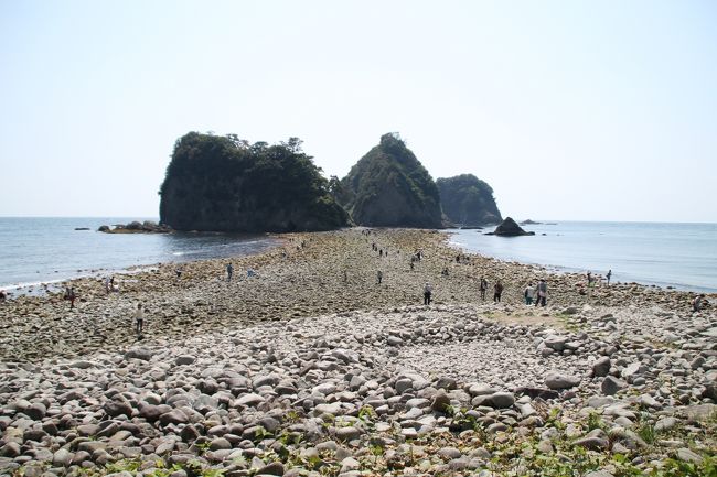 いつもの国内旅行同様、愛車の軽ワゴンで行く、自由気ままな車中泊の凸凹旅。2017年のゴールデンウィーク、何処に行くか悩んだ。<br /><br />最近は、東北（未投稿）、山陰、NY＆カナダ、九州など、少々遠いところに行ったし、9月にはフランスに行くしで、近場で安価にすまそうと思い立ったのが静岡。<br />伊豆は何度か訪れたことはあるが、記憶から薄れていっているし、記録も残してない。静岡県の中央部は仕事で数度訪れた程度で観光したことがない。<br /><br />という訳で、伊豆半島の先端下田から徐々に自宅方向に戻る行程で計画して出発。旅行中に時間が押してきたこともあり、浜松周辺は何度か観光訪問しているし、日帰りでも何とかなるので、旅の途中で割愛することにした。<br /><br />今回の凸凹の旅は、何より天気に恵まれた！韮山周辺で一度小雨に降られただけ。後はずっと快晴続き。こんな旅行初めてだ。<br /><br />＜＜お詫び＞＞<br />旅行中４トラをなかなか見ることができず、お返事が遅延している方々大変申し訳ありません。お返事並びに投稿途中の「2016立山黒部アルペンルート」は、なるべく早くということで、先にこの静岡旅行を投稿させて頂きます。勝手な旅行三昧の旅の記録となりますので、悪しからずご了承のほど。<br /><br />さて、軽ワゴンで行く「静岡の旅」。いつも通りの凸凹旅の拙い記録でよろしければご覧ください。<br /><br />★本投稿★<br />【１】 道の駅&quot;天城越え&quot;、下田、&quot;しおかつおうどん&quot;の「喜久屋」、堂ヶ島<br /><br />【２】 河津七滝、旧天城トンネル、浄蓮の滝、熱川 &quot;伊豆の味処&quot;「錦」<br />https://4travel.jp/travelogue/11239323<br />【３】 道の駅「伊東マリンタウン」、城ケ崎海岸、恋人岬、大室山<br />https://4travel.jp/travelogue/11247243<br />【４】 &quot;蕎麦&quot;「朴念仁」、修善寺、韮山反射炉、熱海<br />https://4travel.jp/travelogue/11248530<br />【５】 道の駅「伊東マリンタウン」（再）、三島スカイウォーク、韮山の「江川邸」、柏谷横穴群<br />https://4travel.jp/travelogue/11250391<br />【６】 伊豆・村の駅&quot;THIS 伊豆 SHIITAKE バーガー&quot;、三嶋大社、楽寿園、柿田川湧水群<br />https://4travel.jp/travelogue/11253002<br />【７】 朝霧高原、田貫湖<br />https://4travel.jp/travelogue/11253189<br />【８】 白糸の滝、富士山本宮浅間大社<br />https://4travel.jp/travelogue/11267783<br />【９】 杖を使おう！キツい登り15分、霊山寺重文仁王門<br />https://4travel.jp/travelogue/11300757<br /><br />投稿残：日本平、久能山東照宮、オクシズの駅、三保の松原、登呂遺跡、駿府城、静岡浅間神社、臨済寺、&quot;とろろ汁&quot;「丁子屋」、蓬莱橋、茶畑、御前崎、川根温泉、奥大井湖上駅、寸又峡、地名のトンネル、掛川城<br />