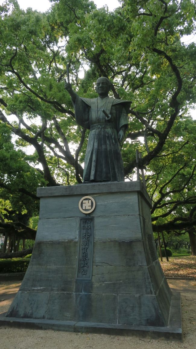 今年のゴールデンウィークは前から行きたかった徳島と香川に行ってきました！<br />お遍路のお寺もいくつか行って、<br />徳島城、高松城、丸亀城も行って、<br />金刀比羅宮に丸山応挙の襖絵を見に行って、<br />さぬきうどんも食べて<br />楽しかったです！<br /><br />５月１日ＡＮＡで徳島の阿波踊り空港へ！！！<br />お昼の便で３時３０分くらいに到着。<br />連絡バスで空港から市内へ。