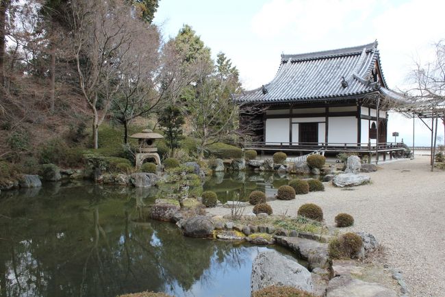 京都ぶらり旅５日目に訪れた善峯寺は見どころが多く、クチコミでは書ききれないので別冊でまとめました。<br />善峯寺は順路通りに歩くと効率的に一通り見学できるので、旅行記も順路通りとしました。<br />〔写真；善峯寺 薬師堂と蓮華寿院庭〕