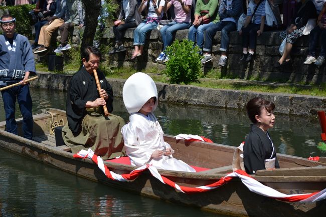 去年の秋<br /><br />仕事の都合で旅行に行けず、それ以来旅行に行きたい願望が堪ってた<br /><br />このＧＷの予定も急遽４月の半ばに休みが決まってから<br /><br />急いでホテルを見つけてみたら結果一泊二日の岡山の旅<br /><br />前回岡山を訪れたのは１０何年も前<br /><br />写真は残ってるけど、個人的にもう一度ゆっくり歩きたくて今回は新幹線で<br /><br />岡山駅に着くまでいろいろと考えてたけど<br /><br />やっぱり、最初に美観地区に行く事に<br /><br />まず、倉敷駅に着いてビックリ！！駅が変わった！！<br /><br />外から見ると小さくなった！！以前泊まった駅の上に有ったホテルがなくなった！！<br /><br />それに駅前にあった、チボリ公園がなくなってる！！<br /><br />今はショッピングモールとアウトレットモールになってるのね・・・<br /><br />まあ、前に訪れた時は平日とはいえ、アトラクションがどれも動いてなかったぐらい<br /><br />人がいてなかったから、なくなって当然か<br /><br />ＧＷやから美観地区も人がいっぱい<br /><br />人の多さにもビックリさせられたけど、店も増えた気がする<br /><br />まず、観光案内所に行って地図を貰ってどんな店が増えたのかチェック<br /><br />そして、写真撮りながら色んな店に入ってお土産を物色、お昼ご飯に気になった物を食べ<br /><br />そろそろ、別の場所に移動しようかと川沿いに腰を下ろしてスマホで検索してると<br /><br />放送が流れて、花嫁の川下りとかが始まるとか<br /><br />せっかくのイベントなので移動を中止して撮影<br /><br />イベントが終わって、２時過ぎ昼ごはん早過ぎたせいか腹が減ってきてカフェ探し<br /><br />しかし、時間が時間だけに何処もいっぱい・・・<br /><br />諦めてひとまず駅前に移動したがここまでご当地グルメ？？やここでしか食べられない物を食べてきたのに<br /><br />地元でも行けるお店に入るのは・・・って思って<br /><br />岡山駅まで行く事に小腹を満たして、ここでチェックインまで明日買うお土産をまた物色<br /><br />チェックインを済ませて部屋で夜の予定を考え検索していると<br /><br />後楽園・岡山城がライトアップしてる事を知り行く事に<br /><br />しかし、途中小雨が降ってきて帰ろうかと思っていたが、上がりまた降るといった感じ<br /><br />ここでも、もう十分撮影出来たし帰るかと思っていたところ<br /><br />プロジェクションマッピングがあると放送<br /><br />せっかくやし見て帰る事に<br /><br />他のところはどれぐらいの時間やってるものか知らんけど<br /><br />後楽園のプロジェクションマッピングは約４分<br /><br />見終わってようやく、岡山城に移動<br /><br />でも、昔天守閣まで登ったけど景色がよくなかったイメージがあったので<br /><br />外からのみ撮影ホテルに帰った<br /><br />初日編終了