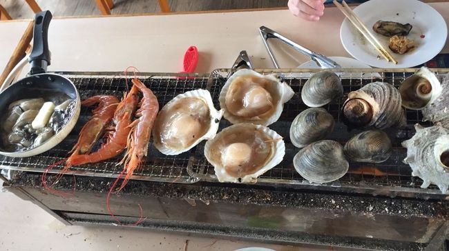 　浜金谷の有名店「まるはま」で海鮮の浜焼き食べ放題のあと、鋸山での地獄のぞき。木更津に戻ってビジネスホテルで１泊。翌日は三井アウトレットパークで買い物三昧。