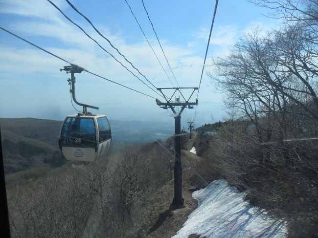 連休の5日間を使って、福島県安達太良山を中心にその近辺を一人でドライブしました。まずは岳温泉にある宝龍荘という昔ながらの温泉旅館に3泊して、初日は五色沼方面へ、二日目は安達太良山にロープウエイで登りました。岳温泉を出てからは、猪苗代湖を経て南会津にある話題の「大内宿」を散策。その後鬼怒川温泉に移動して鬼怒川御苑で一泊。翌朝は早めに宿を出て帰宅。ナビなしで図書館から借りた地図と地元の観光協会からもらった周辺地図を頼りの、いつものパターン・ドライブでした。時々道を間違えて、でもそのおかげで新しい道の駅を発見したりと、楽しい5日間でした。