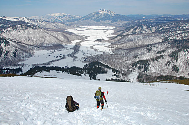 尾瀬には雪のある時しか登れない日本三百名山の景鶴山があります。<br />今回はＧＷを利用してこの景鶴山へアタックする予定で4日から尾瀬に向かいました。<br /><br />1日目は、今回のテント泊拠点である見晴に尾瀬ヶ原を縦断して直接行っても時間が余るので、鳩待峠から日本百名山の至仏山を登ってから見晴に向かいました。<br /><br />至仏山は、無雪期は蛇紋岩で滑りやすく歩きに気を遣いますが、GWの固く締まった残雪期はとても登りやすかったです。<br />ただ、尾瀬ヶ原の縦断は行けども行けども雪原、夏のような日差しに雪原の照り返しで物凄い暑かったです。<br /><br />コースタイム：7時間20分<br />鳩町峠10:00～12:50至仏山山頂13:15～14:40山ノ鼻14:50～16:25竜宮～17:15見晴（テント泊）