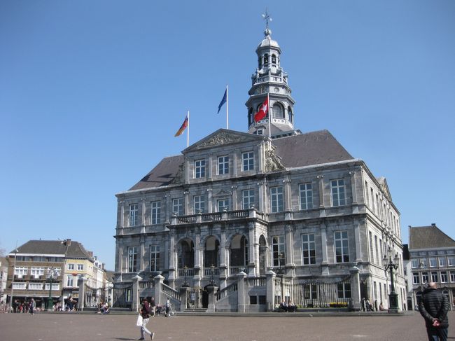 初めてのベルギー、オランダの旅です。計画のスタートはベルギーのみフランドル地方、ワロン地方をゆっくり、のつもりがガイドブックを見ているうち「オランダもいいなあ」とまたしても盛りだくさんの旅程となってしまった。両国とも交通の便が良く平坦な国土で街歩きは比較的楽でした。しかし年々時差ボケの回復に時間がかかるようになり、旅の前半はスッキリしない気分のまま、オランダに入るころからやっと調子が出て来た。<br /><br />この時期はまだ寒いと思っていたオランダも日本と同じくらいの気候で過ごしやすく、天気にも恵まれて全体として満足の行く旅でした。<br />二人で記憶をたどりながら書いていきます。<br />日程<br />3/27(月)ブリュッセル空港到着→アントワープ…アントワープ泊<br />3/28(火)アントワープ⇔マーストリヒト…アントワープ泊<br />3/29(水)午前アントワープ→午後ブリュージュ…ブリュージュ泊<br />3/30(木)終日ブリュージュ…ブリュージュ泊<br />3/31(金)ブリュージュ⇔ゲント…ブリュージュ泊<br />4/1(土)ブリュージュ→アントワープ⇔メッヘレン・リール…アントワー プ泊<br />4/2(日)アントワープ→ドルドレヒト…ドルドレヒト泊<br />4/3(月)ドルドレヒト→デルフト…デルフト泊<br />4/4(火)デルフト→ライデン…ライデン泊<br />4/5(水)ライデン→ハーレム⇔アムステルダム…ハーレム泊<br />4/6(木)午前ハーレム→午後ホールン…ホールン泊<br />4/7(金)ホールン⇔アルクマール…ホールン泊<br />4/8(土)ホールン⇔エダム・フォーレンダム…ホールン泊<br />4/9(日)ホールン→スキポール空港から帰国<br /><br /><br /><br />