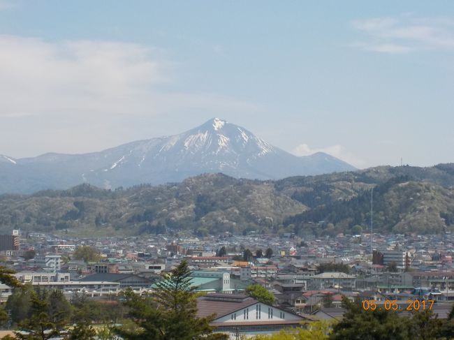 今年の春旅行。目的は会津若松の鶴ヶ城。<br />例年なら2月頃にキャンプ場を予約するのですが、長男が中学生になり部活で大忙し。<br />直前になって行き先を探した末の「福島弾丸旅行」です。<br />それでも、会津は、新選組や白虎隊ゆかりの地。<br />歴史好きの兄弟にはたまらない場所でした。<br /><br />いつも朝早く出発する我が家ですが、今回は長男の部活が終了するのを待って出発。コンビニで昼食を買って、外環道から東北道へ。<br />GWの高速道路はすごく渋滞するのですが、この時間は空いてる快調に北を目指します。<br />