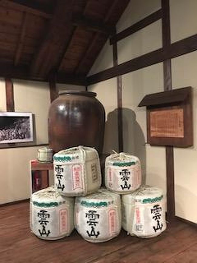 長野市善光寺近くの蔵元・西之門よしのやさん。売店では試飲やみそなどの調味料類の試食もできます。蔵の建物の中は、工場見学ができ酒つくりの工程が分かります。敷地内にはレストランもあり、善光寺参り後にゆっくりくつろげます。