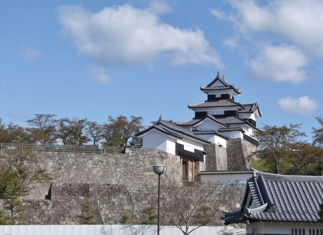 福島県白河にある小峰城に行ってきました。<br />地震により石垣が崩落し修復工事のしており天守閣の方へはいけませんでした。<br />連休中でもありましたが、ほとんど人が来てませんでした。<br />朝早いせいもあるかもしれません。<br /><br />