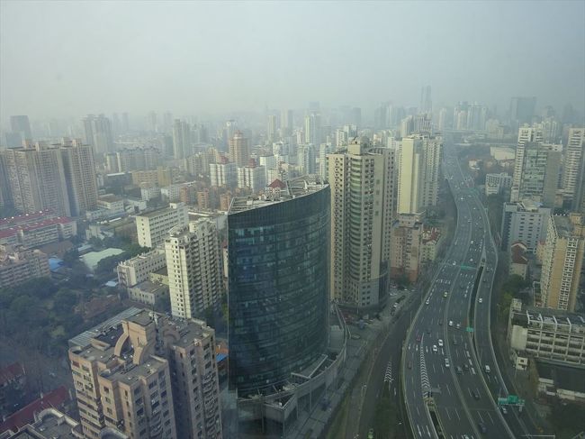7年ぶりに上海へ仕事で行きました。<br />街がとても綺麗になっていてちょっとびっくり！<br />ただ、空はもやががってあまり見通せませんでした。<br />ホテルは5星だったので快適に過ごせました。