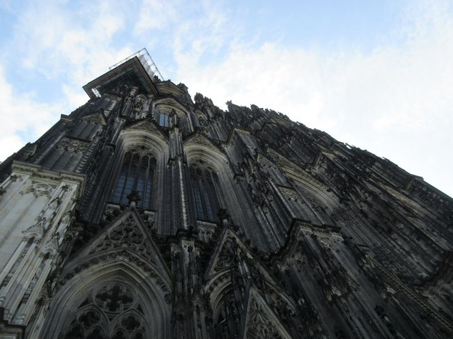 　世界遺産としてドイツでは名高いケルン大聖堂を訪ねたいとかなリ前から思っていました。フランクフルトからICE（新幹線）で１時間５分。南ドイツへの旅の初日はケルンへ向かいました。ケルン大聖堂の写真をアップして旅行記を書きました。想像以上に大きな建造物でした。