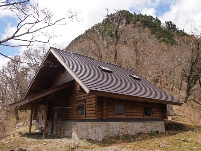 2017年のGWに吉野から前鬼まで大峰山脈、奥駈道を歩いた山行記録になります。厳密には旅行記ではないでしょうがご容赦ください。こちらは第三日目になります。まとめるのに時間がかかりましたが、何とかまとまりましたのでアップします。<br /><br />旅程<br /><br />□5月3日 始発の新幹線で名古屋から京都まで移動。京都から樫原神宮乗り換えで大和上市駅下車(本当は六田下車予定でしたが乗り過ごしました。詳細後述)この日は75靡の柳の宿から71靡の金峯神社まで歩き、上千本まで戻り民宿太鼓判に宿泊。<br />□5月4日 この日から本格的な山歩き。朝4:00に出発。15:30頃山上ケ岳の宿坊の一つ龍泉寺の宿坊に投宿。<br /><br />■5月5日 5:15発 16:30頃弥山、弥山小屋投宿<br /><br />□5月6日 6:15発 17:00前鬼、宿坊の御仲坊投宿<br /><br />□5月7日 6:30頃、午前中前鬼三重滝、前鬼にてお弁当を頂き林道を下山。15:22分前鬼口発のバスにて大和上市駅まで。そこから近鉄電車で樫原神宮乗換で京都まで。京都から名古屋まで新幹線で移動。帰宅が21:00頃になりました<br /><br />奥駈道は世界遺産としては熊野古道と同じような扱いをされてますが、こちらは昔の一般道と違い修行の道で、現在でも熊野古道はハイキング程度の装備で歩けますがこちらは本格的なトレッキングの装備が必要となります。<br /><br />靡の場所は各時代、各宗派によっていろいろあるようですが、今回は参考にさせていただいた「大峯奥駈道75靡」森沢義信氏著という本を参考にさせていただきました(以下本と記載)。なおコースタイムは昭文社の山と高原地図51大峰山脈2017年度を参考にしています。<br /><br />三日目は早朝5:00から宿坊で朝食を頂いてから出発。12時頃行者還岳を通過。16:30頃この日の宿泊場所の弥山小屋に到着しました。